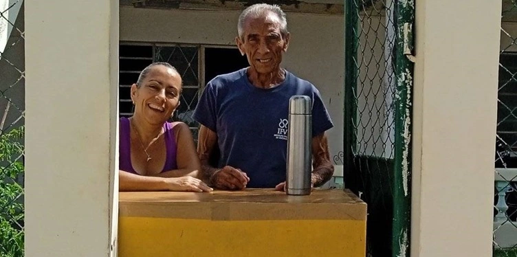 El creador del suplemento nutricional Trofin sobrevive vendiendo café en las calles de La Habana a sus 80 años