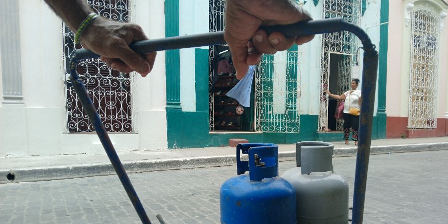 Colapso energético en Cuba obliga a ciudadanos en Santa Clara a pagar 30 dólares por balita de gas mediante asignaciones estatales