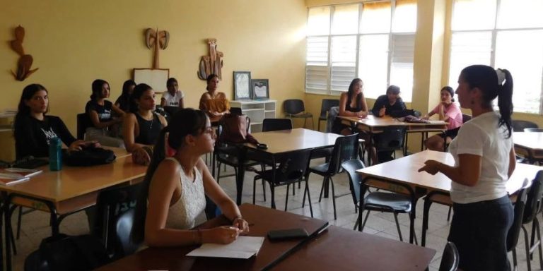 El régimen de La Habana impone el regreso a las aulas en medio del colapso energético y la crisis sanitaria en Cuba