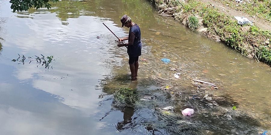 Holguín: la desesperación alimentaria empuja a los cubanos a pescar en ríos convertidos en vertederos tóxicos