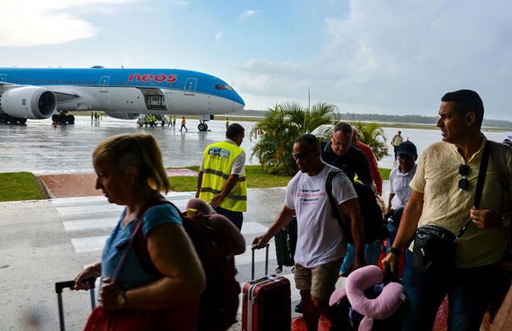 Neos Air abre ruta Roma-Holguín obligada a repostar en República Dominicana por la crisis energética de Cuba