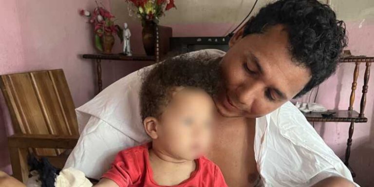 Padre en silla de ruedas mendiga en Camagüey para alimentar a sus seis hijos ante el colapso económico y la inacción estatal