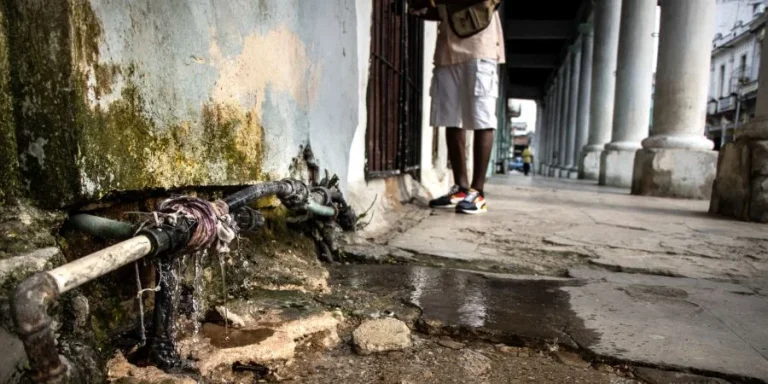 La economía cubana se hunde en la que podría ser su peor crisis histórica mientras el régimen exhibe fracturas internas