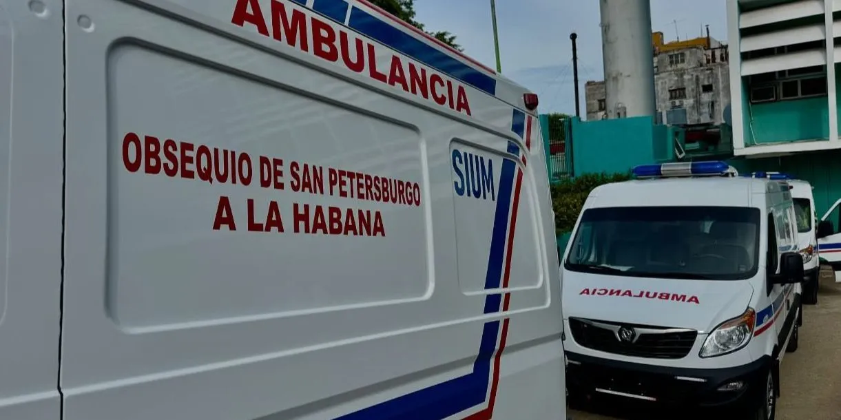 Rusia envía tres ambulancias y un automóvil Lada a Cuba: la precariedad sanitaria expone la profunda dependencia del régimen