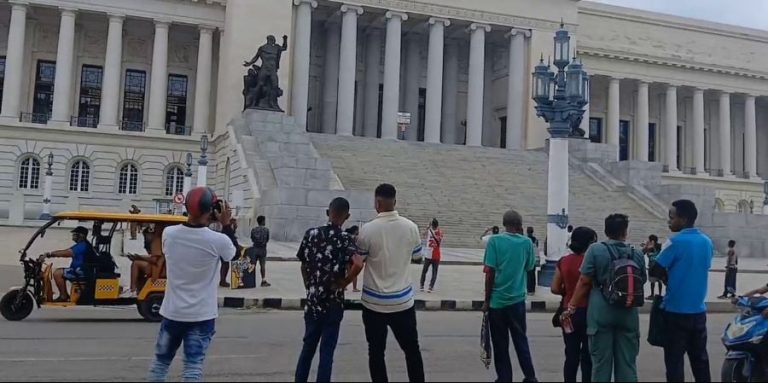Un hombre protesta solitario con un cartel contra la dictadura en la escalinata del Capitolio de La Habana