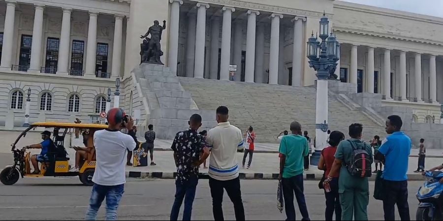 Un hombre protesta solitario con un cartel contra la dictadura en la escalinata del Capitolio de La Habana