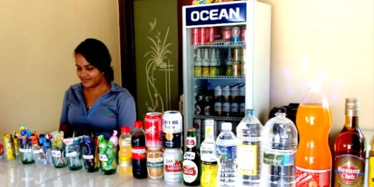 Estanterías repletas y bolsillos vacíos: el fracaso social de las 176 medidas económicas del régimen cubano