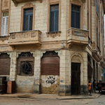 Padre de tres menores en Cuba denuncia amenaza de desalojo tras refugiarse en local por derrumbe de su vivienda