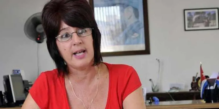 La ministra de Trabajo de Cuba niega la mendicidad en la isla y tilda de «fácil» la vida de los limpiaparabrisas